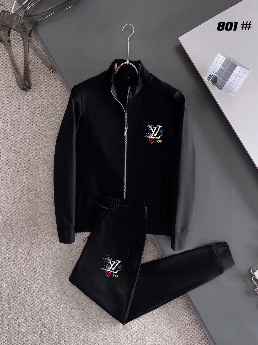 🅿️420 [LV Louis Vuitton] (Fat Man Gospel) hot-selling suit is coming. Focus on the original version of the official website. 2025 new hot-selling cardigan and sweatshirt suit. The original order is the best. 🇭🇰The meticulous work of top designers. Just for a fitting and perfect upper body effect. All-natural high-quality Roman cotton 100%, close-fitting comfort, noble and elegant! Original hardware embodies elegance and nobility! Counter size: M-5XL (maximum wear up to 220 pounds)